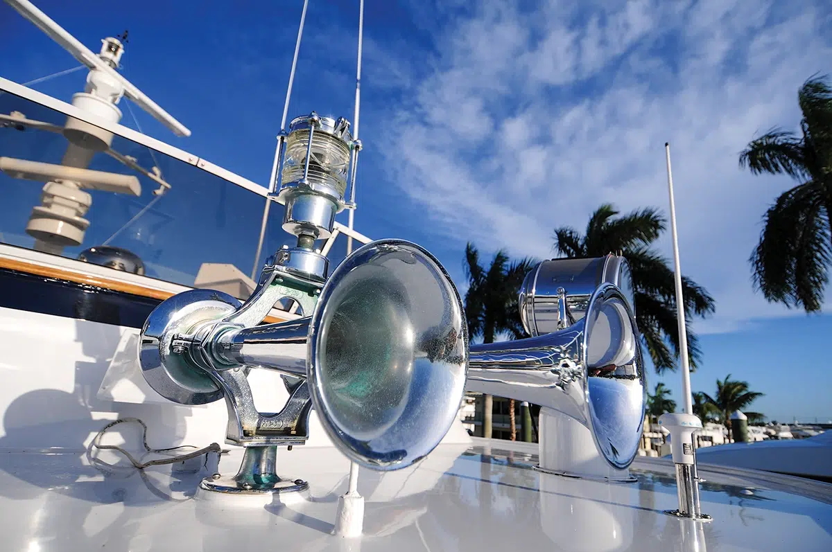 Dispositivos de sinalização de som de barco